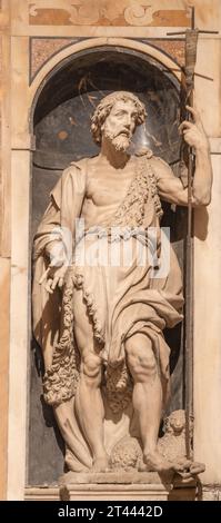 GÊNES, ITALIE - 5 MARS 2023 : la statue de Saint Jean le Baptiste dans l'église Chiesa del Gesu par sculpteur inconnu de l'école de Giuseppe Carlone Banque D'Images