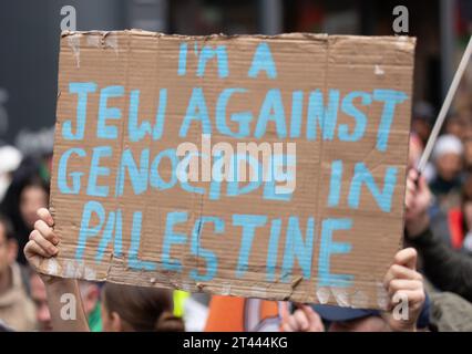 Manchester, Royaume-Uni. 28 octobre 2023. Des milliers de manifestants pro-palestiniens se sont rassemblés pour une manifestation de masse à Manchester au Royaume-Uni. Les manifestants ont défilé de la place Saint-Pierre dans le centre-ville. Drapeaux et banderoles ont été maintenus en altitude et des fusées éclairantes ont été larguées. Des discours ont été prononcés sur la place Saint-Pierre avant et après la marche circulaire. Photo : garyroberts/worldwidefeatures.com crédit : GaryRobertsphotography/Alamy Live News Banque D'Images