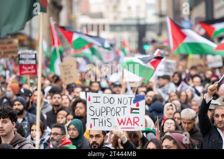 Manchester, Royaume-Uni. 28 octobre 2023. Des milliers de manifestants pro-palestiniens se sont rassemblés pour une manifestation de masse à Manchester au Royaume-Uni. Les manifestants ont défilé de la place Saint-Pierre dans le centre-ville. Drapeaux et banderoles ont été maintenus en altitude et des fusées éclairantes ont été larguées. Des discours ont été prononcés sur la place Saint-Pierre avant et après la marche circulaire. Photo : garyroberts/worldwidefeatures.com crédit : GaryRobertsphotography/Alamy Live News Banque D'Images