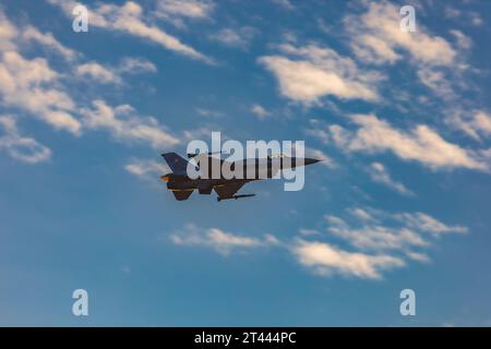 Leszno, Pologne - juin 16 2023 : Antidotum Airshow Leszno 2023 et spectacles acrobatiques pleins de fumée de F-16 Tiger Demo Team sur un ciel nuageux Banque D'Images