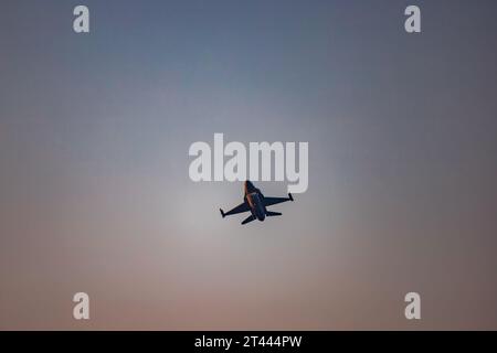 Leszno, Pologne - juin 16 2023 : Antidotum Airshow Leszno 2023 et spectacles acrobatiques pleins de fumée de F-16 Tiger Demo Team sur un ciel nuageux Banque D'Images