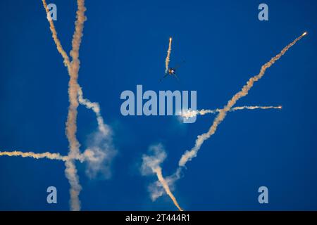 Leszno, Pologne - juin 16 2023 : Antidotum Airshow Leszno 2023 et spectacles acrobatiques pleins de fumée de F-16 Tiger Demo Team sur un ciel nuageux Banque D'Images