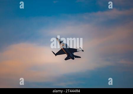 Leszno, Pologne - juin 16 2023 : Antidotum Airshow Leszno 2023 et spectacles acrobatiques pleins de fumée de F-16 Tiger Demo Team sur un ciel nuageux Banque D'Images