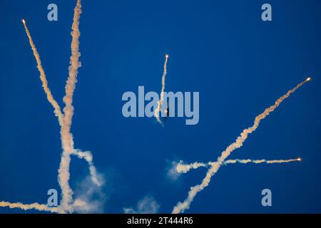 Leszno, Pologne - juin 16 2023 : Antidotum Airshow Leszno 2023 et spectacles acrobatiques pleins de fumée de F-16 Tiger Demo Team sur un ciel nuageux Banque D'Images
