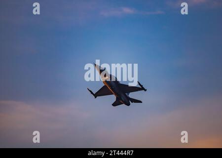 Leszno, Pologne - juin 16 2023 : Antidotum Airshow Leszno 2023 et spectacles acrobatiques pleins de fumée de F-16 Tiger Demo Team sur un ciel nuageux Banque D'Images