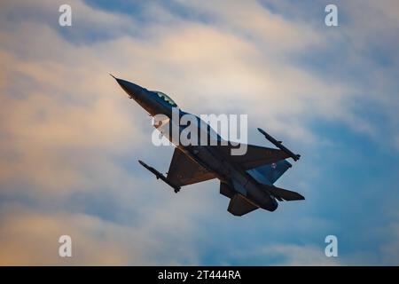 Leszno, Pologne - juin 16 2023 : Antidotum Airshow Leszno 2023 et spectacles acrobatiques pleins de fumée de F-16 Tiger Demo Team sur un ciel nuageux Banque D'Images