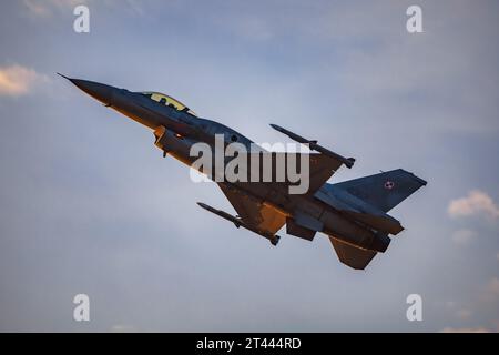 Leszno, Pologne - juin 16 2023 : Antidotum Airshow Leszno 2023 et spectacles acrobatiques pleins de fumée de F-16 Tiger Demo Team sur un ciel nuageux Banque D'Images