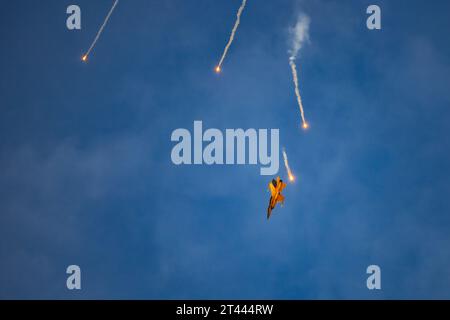 Leszno, Pologne - juin 16 2023 : Antidotum Airshow Leszno 2023 et spectacles acrobatiques pleins de fumée de F-16 Tiger Demo Team sur un ciel nuageux Banque D'Images