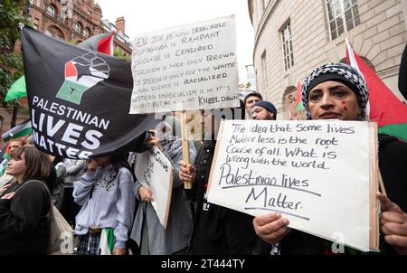 Manchester, Royaume-Uni. 28 octobre 2023. Des milliers de manifestants pro-palestiniens se sont rassemblés pour une manifestation de masse à Manchester au Royaume-Uni. Les manifestants ont défilé de la place Saint-Pierre dans le centre-ville. Drapeaux et banderoles ont été maintenus en altitude et des fusées éclairantes ont été larguées. Des discours ont été prononcés sur la place Saint-Pierre avant et après la marche circulaire. Photo : garyroberts/worldwidefeatures.com crédit : GaryRobertsphotography/Alamy Live News Banque D'Images