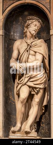 GENOVA, ITALIE - 5 MARS 2023 : la statue de Jésus dans le Bond - 'Ecce Homo' dans l'église Chiesa del Gesu par un sculpteur inconnu Banque D'Images