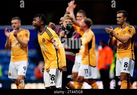 Abdul Fatawu de Leicester City célèbre après le coup de sifflet final du Sky Bet Championship match à Loftus Road, Londres. Date de la photo : Samedi 28 octobre 2023. Banque D'Images