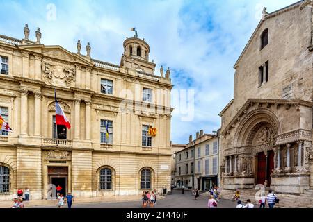 Hôtel de ville (Hôtel Deville) et entrée de la cathédrale St Trophime, place de la République, Arles, Bouches du Rhône, Provence-Alpes-Côte d'Azur, France Banque D'Images