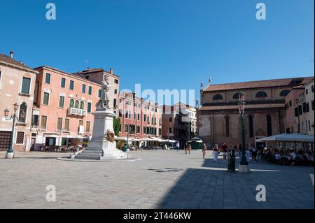 Camp S. Stefano est une grande place de la ville bordée de cafés, restaurants et discothèques populaires auprès des touristes près du Ponte dell'Accademia, à Venise dans le Banque D'Images