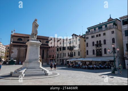 Camp S. Stefano est une grande place de la ville bordée de cafés, restaurants et discothèques populaires auprès des touristes près du Ponte dell'Accademia, à Venise dans le Banque D'Images