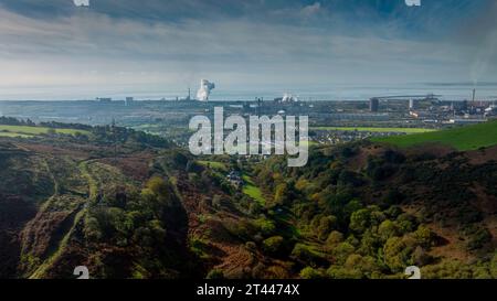 Editorial Port Talbot, Royaume-Uni - 25 octobre 2023 : vue par drone sur les collines de Margam de l'usine sidérurgique de Tata à Port Talbot, au sud du pays de Galles Royaume-Uni Banque D'Images