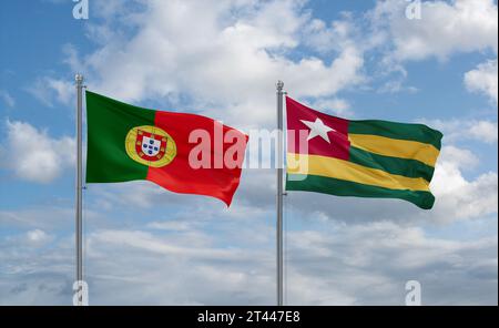 Togo, République togolaise et Portugal drapeaux agitant ensemble dans le vent sur ciel nuageux bleu, concept de relation entre deux pays Banque D'Images