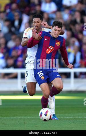 Bellingham (Real Madrid CF) duel pour le ballon contre Andreas Christensen (FC Barcelone) lors du match de Liga entre le FC Barcelone et le Real Madrid CF, au stade Lluis Companys de Barcelone, Espagne, le 28 octobre 2023. Foto : SIU Wu. Banque D'Images