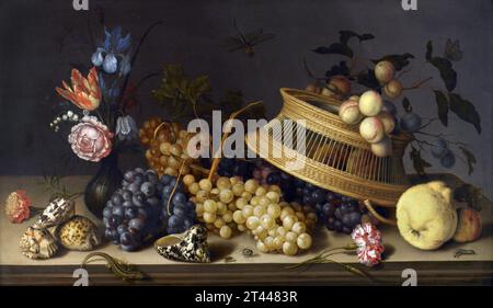 Nature morte des fleurs, des fruits, des coquillages et des insectes par l'artiste néerlandais de l'âge d'or, Balthasar van der AST (1593/94-1657), huile sur chêne, c. 1629 Banque D'Images