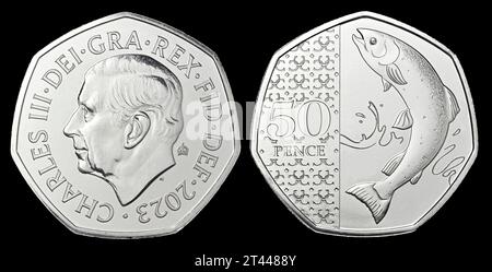 Première pièce définitive de 50p représentant le roi Charles III, émise en 2023. Saumon atlantique Banque D'Images
