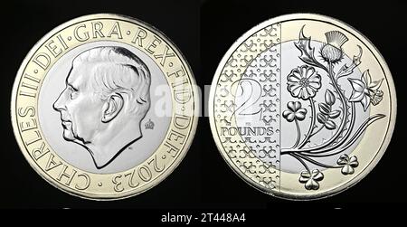 Première pièce définitive de 2 £ représentant le roi Charles III, émise en 2023. Fleurs nationales Banque D'Images