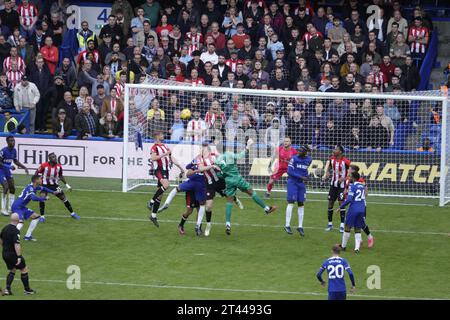 Chelsea, Londres, Royaume-Uni. 28 octobre 2023. Chelsea football Club joue Brentford dans leur stade Stamford Bridge. Brentford se défend bien contre une autre attaque de Chelsea faible, alors que Sanchez le gardien de Chelsea tente d'améliorer l'attaque de son équipe. Crédit : Motofoto/Alamy Live News Banque D'Images