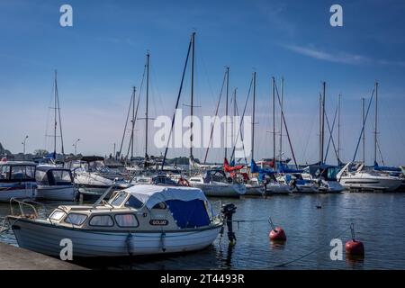 Kamien Pomorski, Pologne - 14 septembre 2023 : bateaux amarrés dans le port de la lagune de Kamien (Zalew Kamienski). Banque D'Images