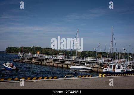 Kamien Pomorski, Pologne - 14 septembre 2023 : bateaux amarrés le long du quai dans la lagune de Kamien (Zalew Kamienski). Banque D'Images