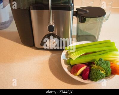 Presse-agrumes avec assiette de légumes frais. Préparation du jus de légumes Banque D'Images