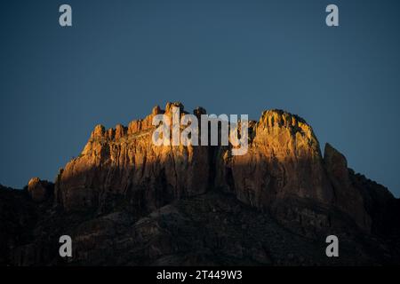 Les ombres grimpent à Crown Mountain au coucher du soleil dans le parc national de Big Bend Banque D'Images