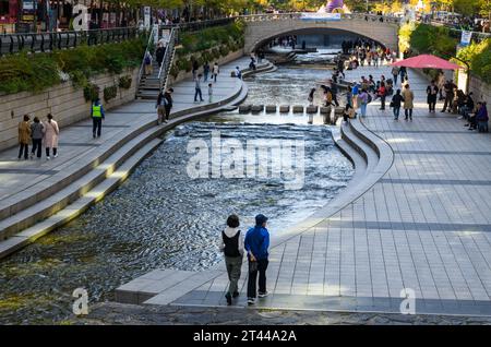 On voit des gens visiter Cheonggyecheon dans le centre de Séoul. Cheonggyecheon est un ruisseau de 10,9 km de long et un espace public dans le centre-ville de Séoul, en Corée du Sud. Banque D'Images