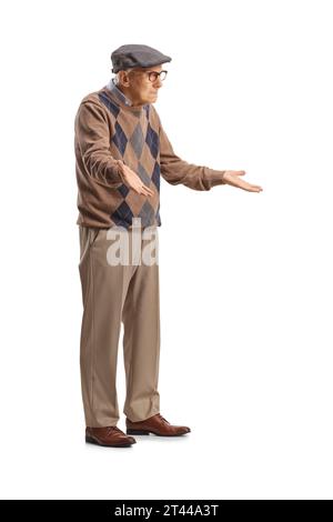Homme âgé en colère faisant des gestes avec des mains isolées sur fond blanc Banque D'Images