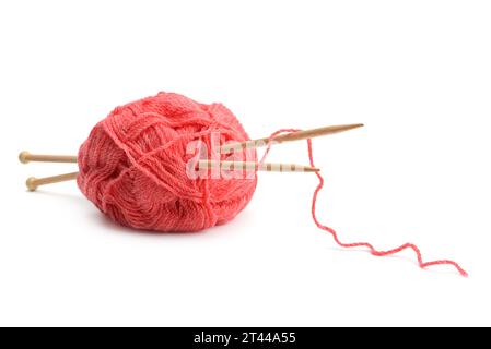 Boules de laine et aiguilles à tricoter isolées sur blanc Banque D'Images