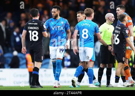 Kyle Wootton du comté de Stockport et Connor Jennings des Tranmere Rovers (à gauche) serrent la main après le sifflet à temps plein suivant le match de Sky Bet League Two à Edgeley Park, Stockport. Date de la photo : Samedi 28 octobre 2023. Banque D'Images