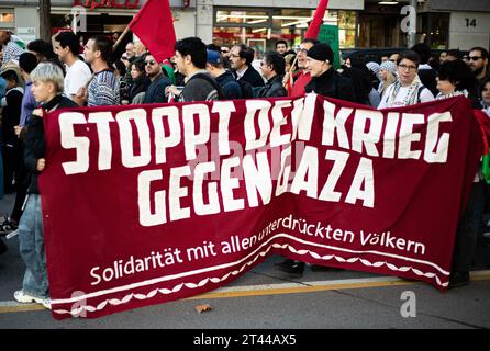 Munich, Allemagne. 28 octobre 2023. Le 28 octobre 2023, des milliers de participants se sont réunis à Karl-Stuetzel-Platz à Munich, en Allemagne, pour manifester ensemble pour un cessez-le-feu immédiat et pour manifester leur solidarité avec la Palestine. Ils ont consciemment dénoncé l’antisémitisme et le racisme et exigé la paix pour Gaza et l’arrêt de la guerre. (Photo Alexander Pohl/Sipa USA) crédit : SIPA USA/Alamy Live News Banque D'Images