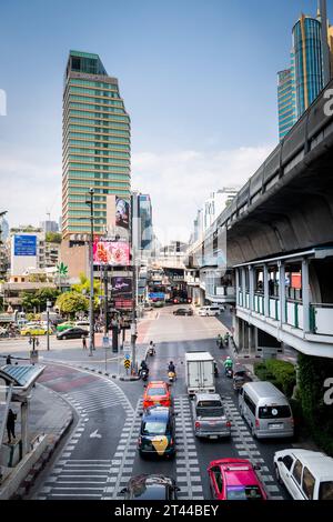 Vue de la jonction de Sukhumvit Rd., Asoke Montri Rd. Et Ratchadaphisek Rd. Par la station de train aérien Asoke BTS dans le centre de Bangkok. Banque D'Images