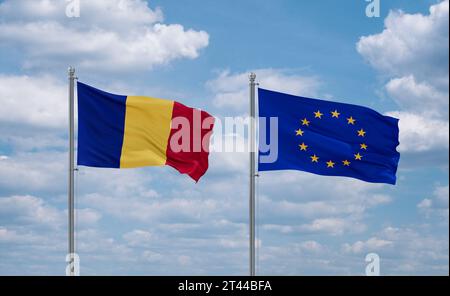 Drapeaux de l'Union européenne et de la Roumanie agitant ensemble dans le vent sur ciel nuageux bleu, concept de relation Banque D'Images