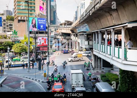 Vue de la jonction de Sukhumvit Rd., Asoke Montri Rd. Et Ratchadaphisek Rd. Par la station de train aérien Asoke BTS dans le centre de Bangkok. Banque D'Images