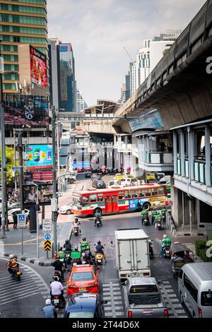 Vue de la jonction de Sukhumvit Rd., Asoke Montri Rd. Et Ratchadaphisek Rd. Par la station de train aérien Asoke BTS dans le centre de Bangkok. Banque D'Images