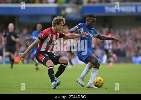 Londres, Royaume-Uni. 28 octobre 2023. Nicolas Jackson de Chelsea affronte Mads Roerslev de Brentford FC lors du match Chelsea vs Brentford Premier League au Stamford Bridge London Credit : MARTIN DALTON/Alamy Live News Banque D'Images