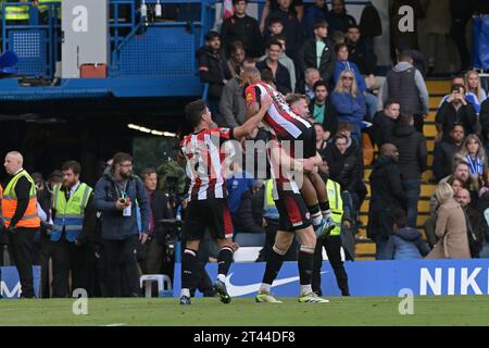 Londres, Royaume-Uni. 28 octobre 2023. BUT Bryan Mbeumo de Brentford FC célèbre son but et le deuxième de Brentford lors du match Chelsea vs Brentford Premier League à Stamford Bridge London Credit : MARTIN DALTON/Alamy Live News Banque D'Images