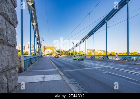 Wroclaw, Pologne - juin 25 2023 : beau et vieux pont Grunwaldzki avec route et voitures à l'après-midi ensoleillé avec beau ciel bleu Banque D'Images