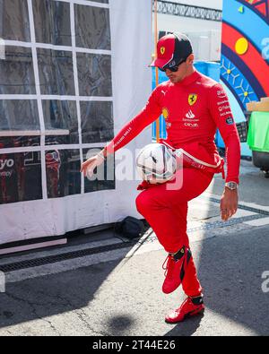 Mexico, Mexique. 28 octobre 2023. LECLERC Charles (mco), Scuderia Ferrari SF-23, jouant au football pour s'échauffer lors du Grand Premio de la Ciudad de Mexico 2023 de Formule 1, 19e manche du Championnat du monde de Formule 1 2023 du 27 au 29 octobre 2023 sur l'Autodromo Hermanos Rodriguez, à Mexico, Mexique - photo Florent Gooden/DPPI crédit : DPPI Media/Alamy Live News Banque D'Images