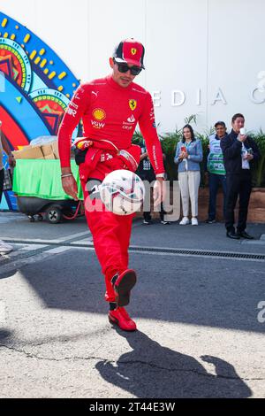 Mexico, Mexique. 28 octobre 2023. LECLERC Charles (mco), Scuderia Ferrari SF-23, jouant au football pour s'échauffer lors du Grand Premio de la Ciudad de Mexico 2023 de Formule 1, 19e manche du Championnat du monde de Formule 1 2023 du 27 au 29 octobre 2023 sur l'Autodromo Hermanos Rodriguez, à Mexico, Mexique - photo Florent Gooden/DPPI crédit : DPPI Media/Alamy Live News Banque D'Images