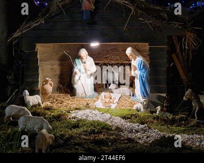 Crèche de Noël dans une église caholique. Scène de la Nativité. La Sainte famille. Une scène de nativité installée dans une église à Noël. Banque D'Images