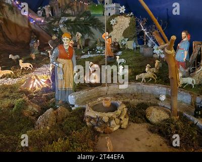 Crèche de Noël dans une église caholique. Scène de la Nativité. Une scène de nativité installée dans une église à Noël. Banque D'Images