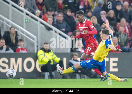 Isaiah Jones de Middlesbrough avance sous la pression lors du match de championnat Sky Bet entre Middlesbrough et Stoke City au Riverside Stadium, Middlesbrough le samedi 28 octobre 2023. (Photo : Trevor Wilkinson | MI News) crédit : MI News & Sport / Alamy Live News Banque D'Images