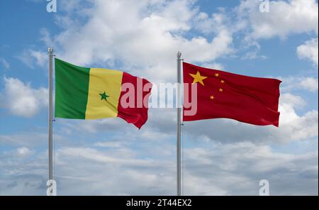 Drapeaux de la Chine et du Sénégal agitant ensemble sur un ciel nuageux bleu, concept de relation entre deux pays Banque D'Images