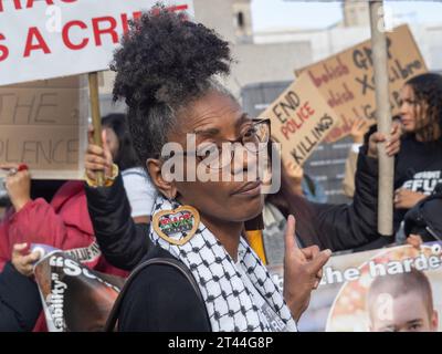 Londres, Royaume-Uni. 28 octobre 2023. Marcia Rigg. La procession annuelle du souvenir de la campagne United Families and Friends (UFFC) a marché de Trafalgar Square à Downing St pour un rassemblement avec des orateurs des familles dont les proches ont été tués par la police et en détention pénale, mentale et de l'immigration. Ils appellent à la justice et à des enquêtes appropriées avec les agents impliqués pour traiter les autres suspects de crimes. Peter Marshall/Alamy Live News Banque D'Images