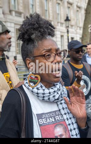 Londres, Royaume-Uni. 28 octobre 2023. Marcia Rigg. La procession annuelle du souvenir de la campagne United Families and Friends (UFFC) a marché de Trafalgar Square à Downing St pour un rassemblement avec des orateurs des familles dont les proches ont été tués par la police et en détention pénale, mentale et de l'immigration. Ils appellent à la justice et à des enquêtes appropriées avec les agents impliqués pour traiter les autres suspects de crimes. Peter Marshall/Alamy Live News Banque D'Images