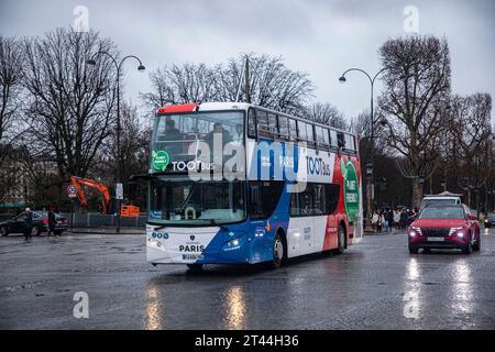 Hop on hop off, Toot bus, bus touristique sur la route à Paris France Banque D'Images